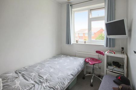 3 bedroom semi-detached house to rent - Photo 4