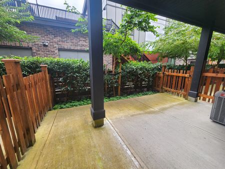 Stunning Three Bedroom Townhouse with Huge Roof Top Patio, Yard and Central AC - Photo 2