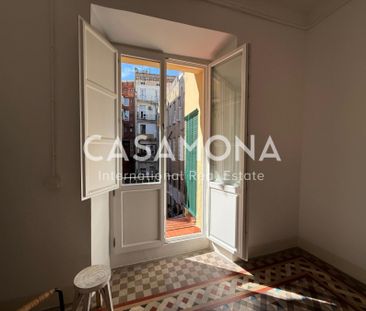 Spacious Designer Room with Balcony in 6-Bedroom El Born Apartment - Photo 5