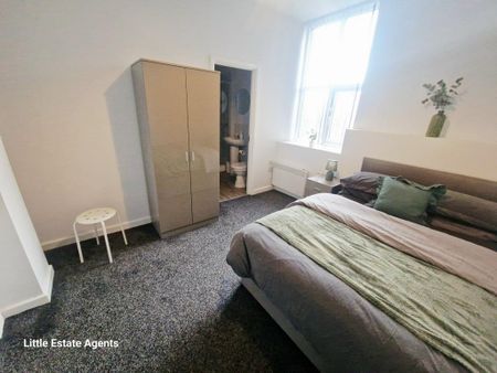 1 bedroom in a house share to rent - Photo 3