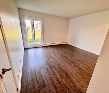 SUPERBE 3 1/2 RÉNOVÉ TOUT BÉTON - À VOIR! - Photo 2
