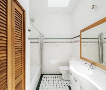 Spacious semi with sunny courtyard - Photo 5