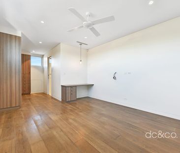 Sophisticated family living with resort-style comforts - Photo 2