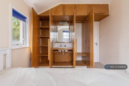 1 bedroom in a house share to rent - Photo 4