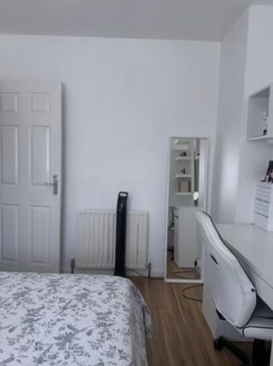 4 bedroom end of terrace house to rent - Photo 1