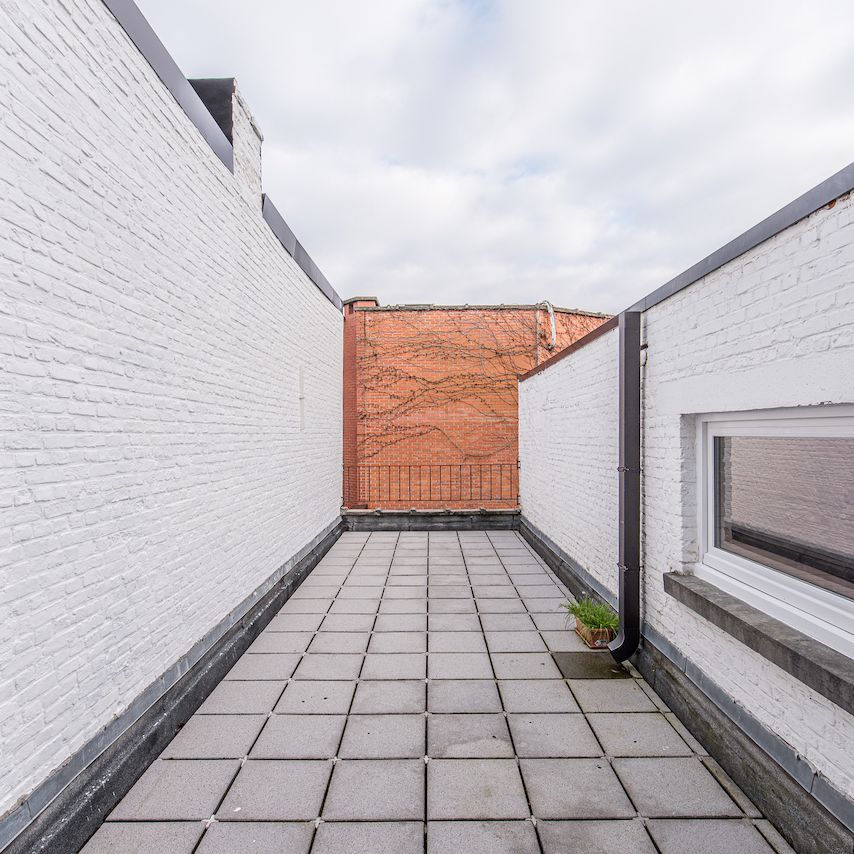 Karaktervolle woning met 3 slaapkamers en een groot terras. - Photo 1