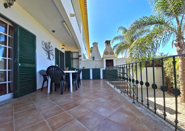 Moradia com piscina, jardim, totalmente equipada e mobilada