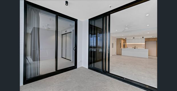 Luxury Beachside High- Level 3-Bedroom Apartment with Ocean Views - Photo 1