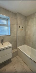 Room in a Shared Flat, The Homestead, N11 - Photo 4