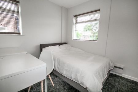 4 bedroom semi-detached house to rent - Photo 5