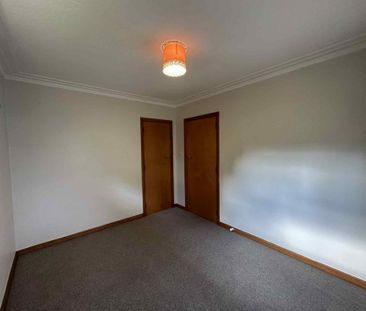 Sunny and spacious in Bradford! - Photo 3