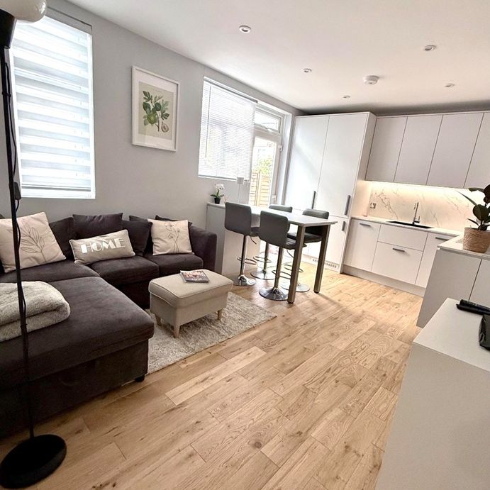 2 Bed Maisonette, Rothesay Avenue, SW20 - Photo 1