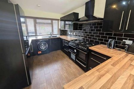 Maybury, Woking, Surrey, GU22 - Photo 3