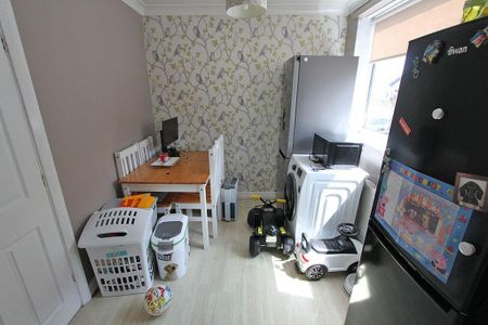 2 bedroom semi-detached bungalow to rent - Photo 4