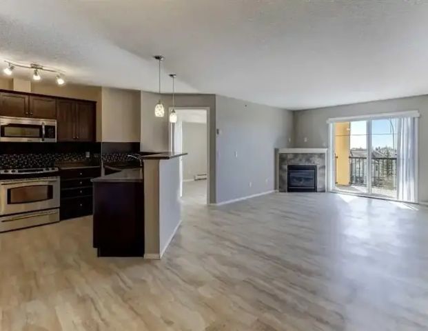 NW Royal Oak w 2 Bedroom, 2 bathrooms, parking included? | 8810 Royal Birch Boulevard Northwest, Calgary - Photo 1