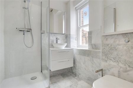 Stylish one bedroom apartment located on the third floor of a period apartment in Marylebone, just off Marylebone High Street. - Photo 3