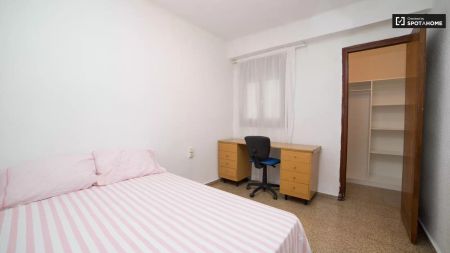 Room in a shared 5-bedroom apartment for rent in Malilla - Photo 5