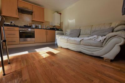 2 bedroom Flat in Flat A, Leeds - Photo 1