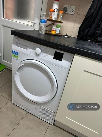 1 bedroom in a house share to rent - Photo 2