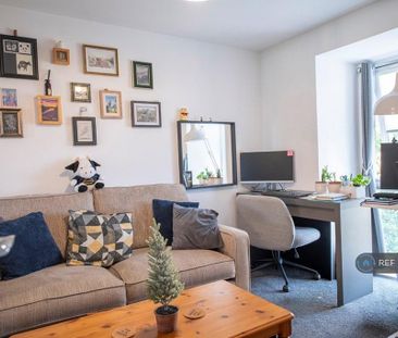 4 bedroom semi-detached house to rent - Photo 3