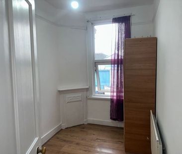 4 Bed Detached House, Faircross Avenue, IG11 - Photo 3