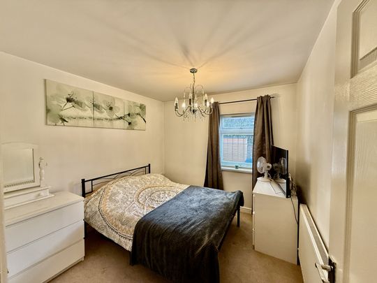 Fully furnished 2-bed ground floor apartment in Littleover Village, Derby. Includes en-suite, family bathroom, fitted kitchen & lounge. Close to Royal Derby Hospital, Littleover Community School & major transport links. Offered by Property Options Estate Agents. £750 PCM. - Photo 1