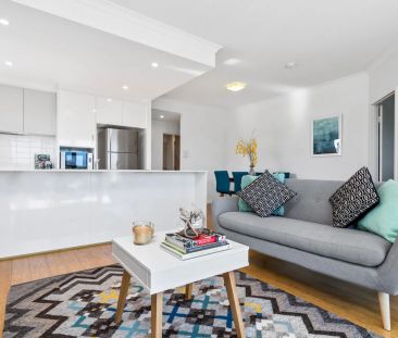 Light and bright with stunning views! - Photo 2