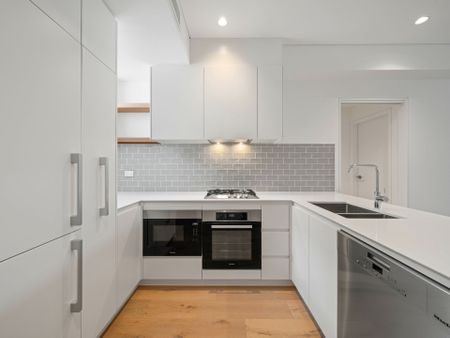 One Double Bedroom Apartment with Sunny Terrace and Parking in Bondi Junction - Photo 4