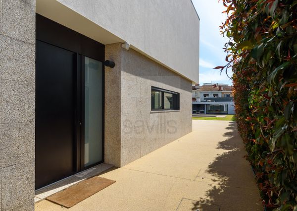 Moradia V5 em Senhora da Hora com jardim e piscina