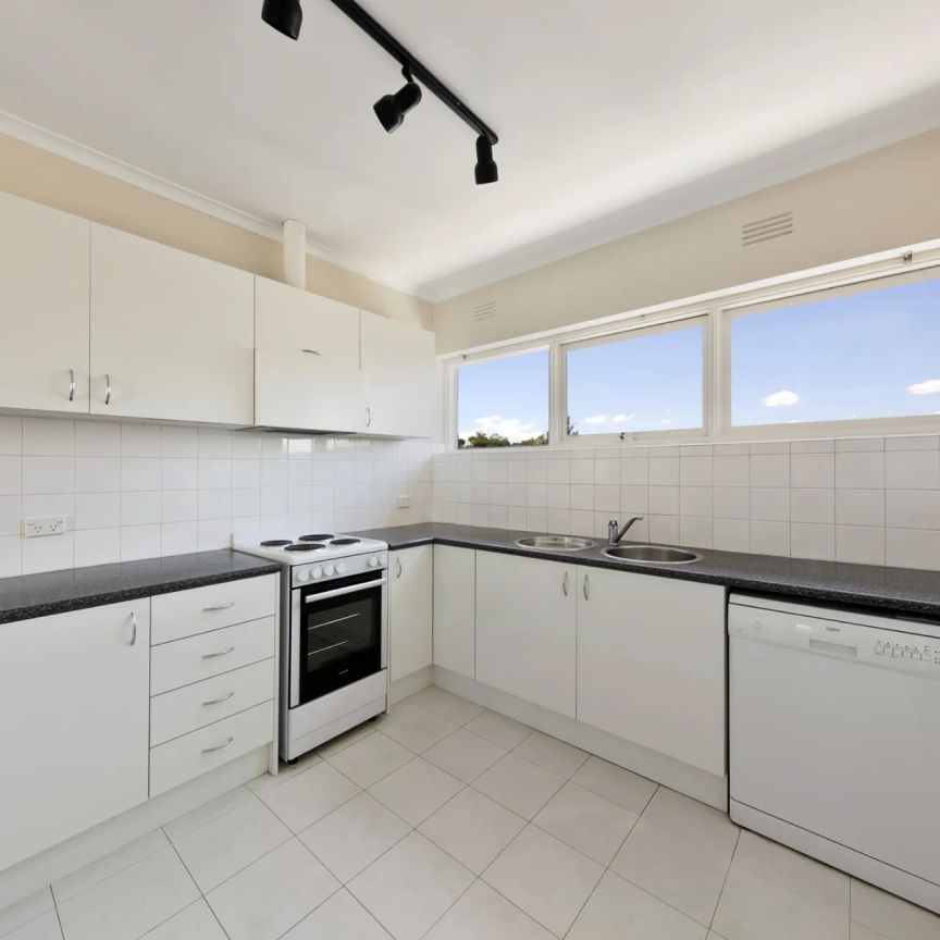 Bright Two Bedroom Apartment. - Photo 1