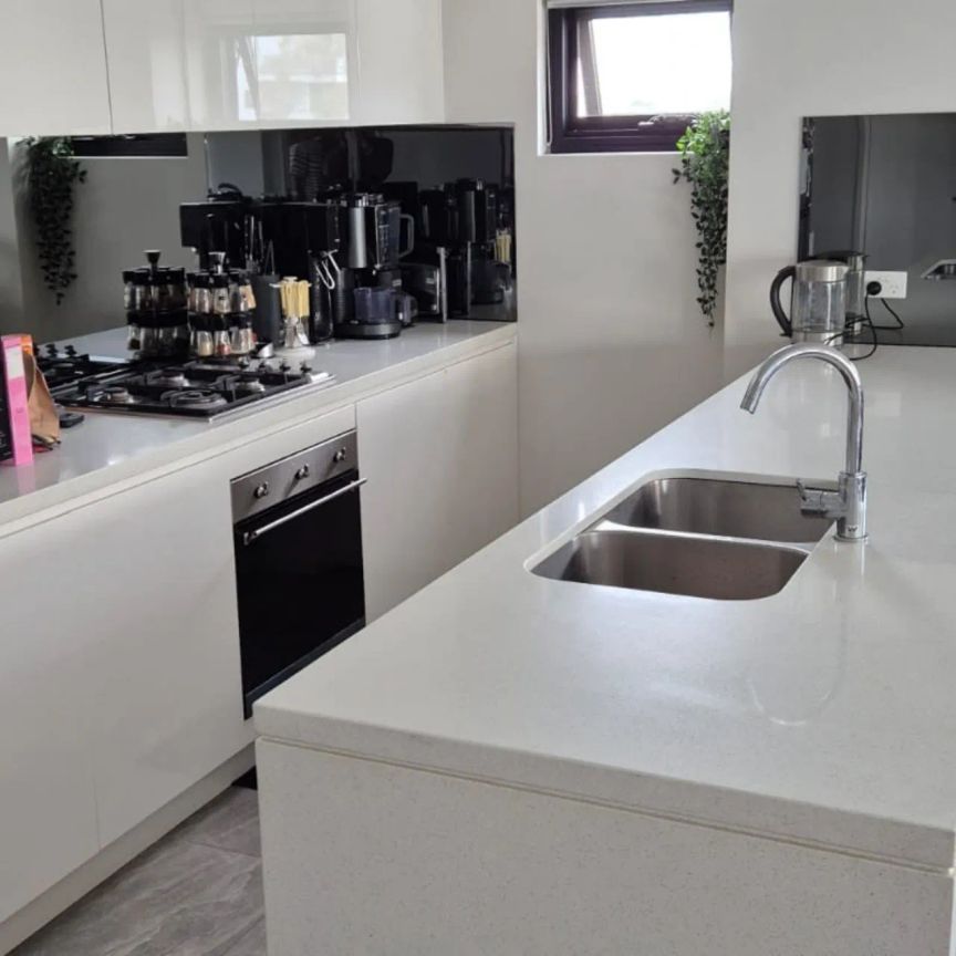 Modern two-bedroom apartment in a convenient Homebush location - Photo 1