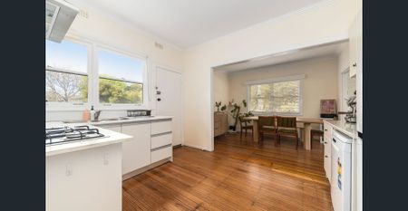 Bright, Spacious Living in the heart of Frankston - Photo 3