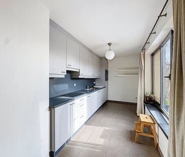 Ruim appartement met 2 slaapkamers, terras en overdekte staanplaats. - Photo 3
