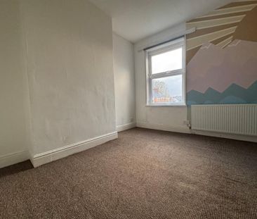 3 bedroom end of terrace house to rent - Photo 3