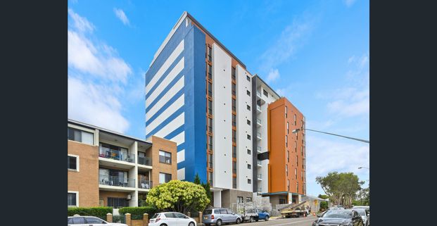 NO CARPET(TIMBER) Two Bedroom APT in Lidcombe 7 mins walk to Lidcombe Train Station. - Photo 1