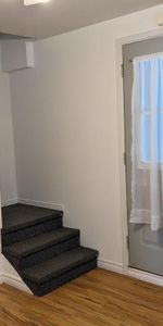 4 1/2 sur deux étages/ grand stationnement - Photo 4