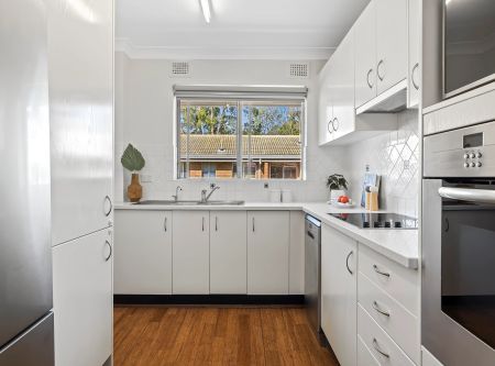 Light-filled Living in a Prime Location with Double Parking - Photo 4