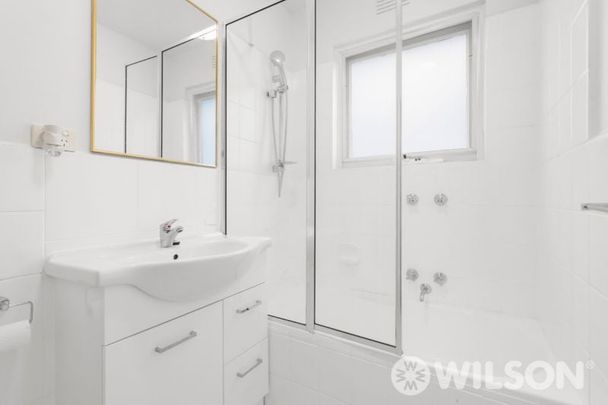 Ground floor one bedroom with courtyard - Photo 1