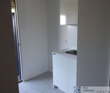 STYLISH THREE BEDROOM TOWNHOUSE - Photo 4