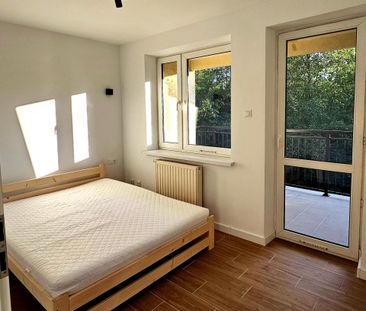 Swieżo wyremontowane 2 pokoje z dużym balkonem - Zdjęcie 2