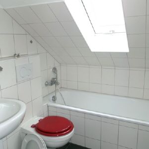 2,5-Zimmer-Dachgeschosswohnung in ruhiger Stichstraße - Photo 2
