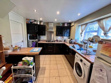 3 bed Semi Detached for rent - Photo 5