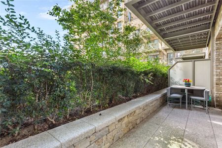 A beautiful three-bedroom canal side apartment located on the 1st floor of Lavey House, in the sought after Grand Union Development. - Photo 5