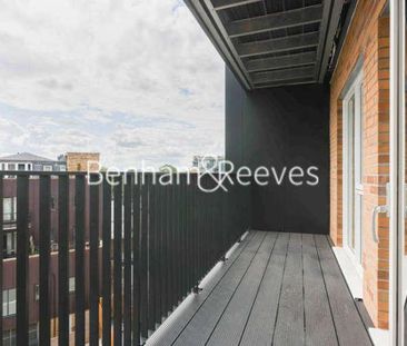 Chaplin Court, Brentford, TW8 - Photo 1