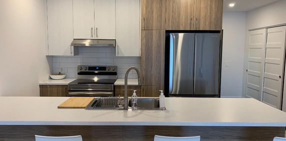 4½ 1 270 pi2 - TOUS SERVICES INCLUS - ASCENSEUR / IMMENSE WALK-IN / 100% BÉTON / THERMOPOMPE - Logement à Granby - Photo 2