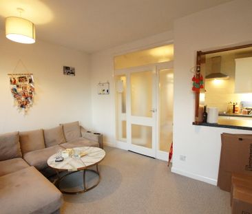 2 bedroom Flat to let - Photo 4