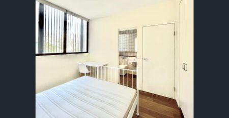 Pet Friendly Two Beds Apartment Close to East Village Shopping Centre - Photo 4