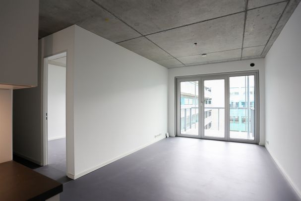 Ab sofort - Helle Neubauwohnung im 6. OG mit Sichtbetondecken, EBK und Smart Home-Features - Photo 1