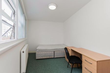 1 bedroom in a house share to rent - Photo 2