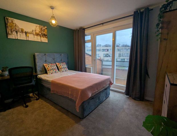 Saxonbury Close Room 2 - Photo 1